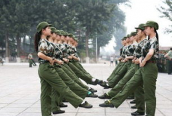 潍坊军训女生跳舞吃瓜爆料,校园风云再起